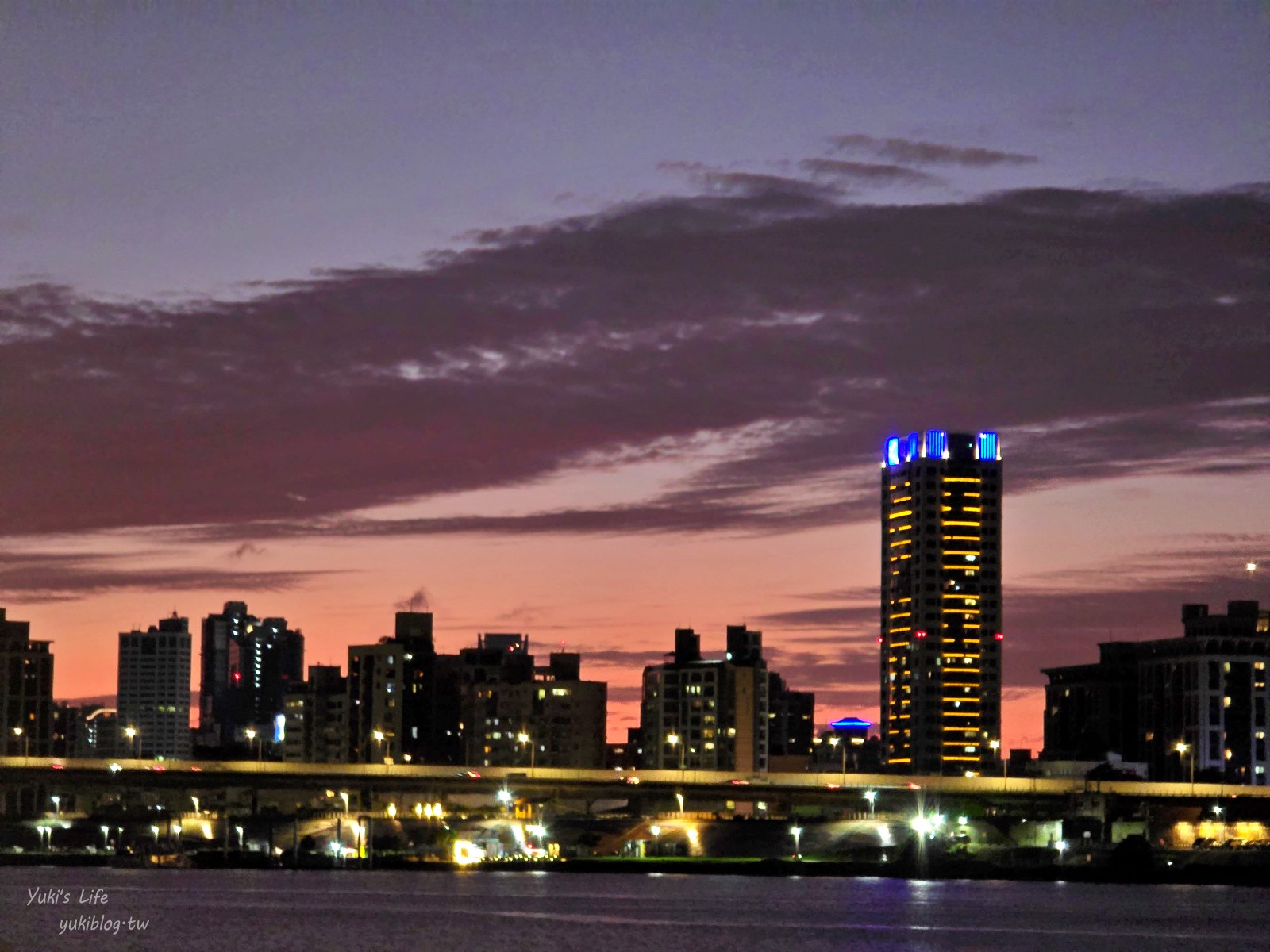 20250715180238_0_7f5f39 大稻埕碼頭貨櫃市集：夕陽、美食、微醺，台北最Chill的河畔美食地標！