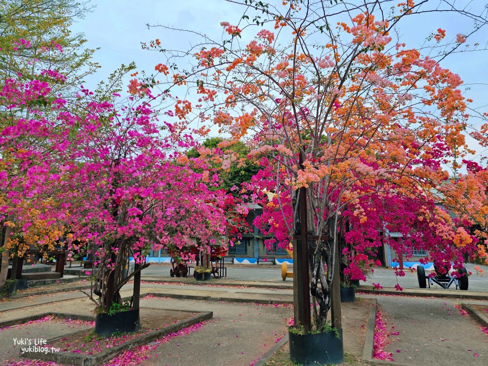 高雄橋頭糖廠》鐵園迷城九重葛盛開免費逛，鐵件機器人陪你賞花 - yuki.tw