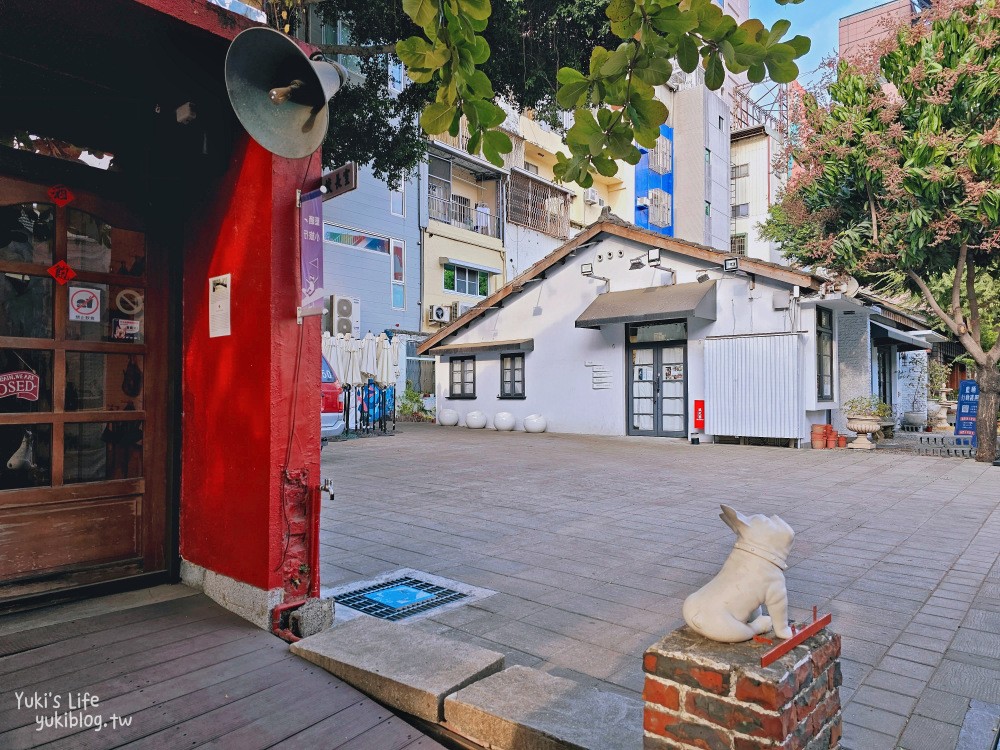 台南免門票景點|藍晒圖文創園區|兩台車子在牆壁上太酷了！台南旅遊必來 - yuki.tw