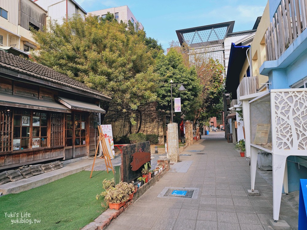 台南免門票景點|藍晒圖文創園區|兩台車子在牆壁上太酷了！台南旅遊必來 - yuki.tw