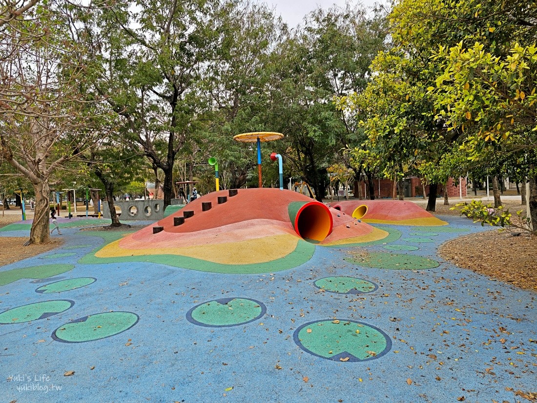 【高雄左營景點】蓮池潭兒童公園~走進愛麗絲夢遊仙境、磨菇森林 - yuki.tw