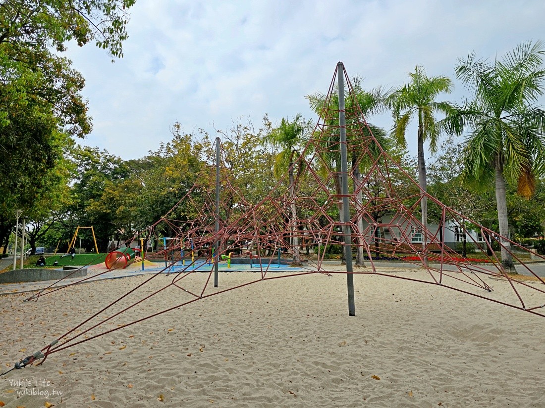 【高雄左營景點】蓮池潭兒童公園~走進愛麗絲夢遊仙境、磨菇森林 - yuki.tw