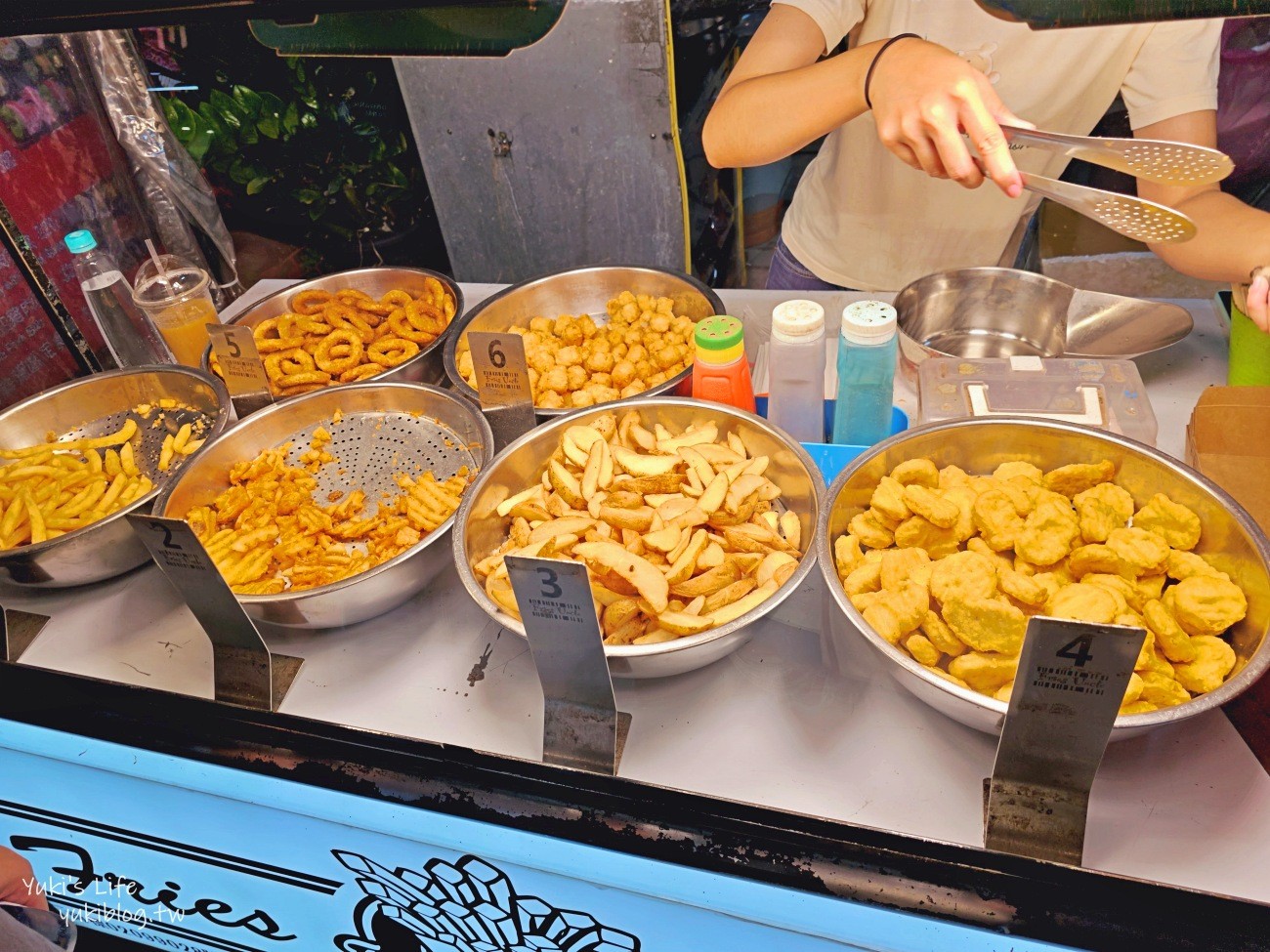 屏東景點》墾丁大街夜市，跟著人潮一起吃美食~墾丁夜晚好去處 - yuki.tw