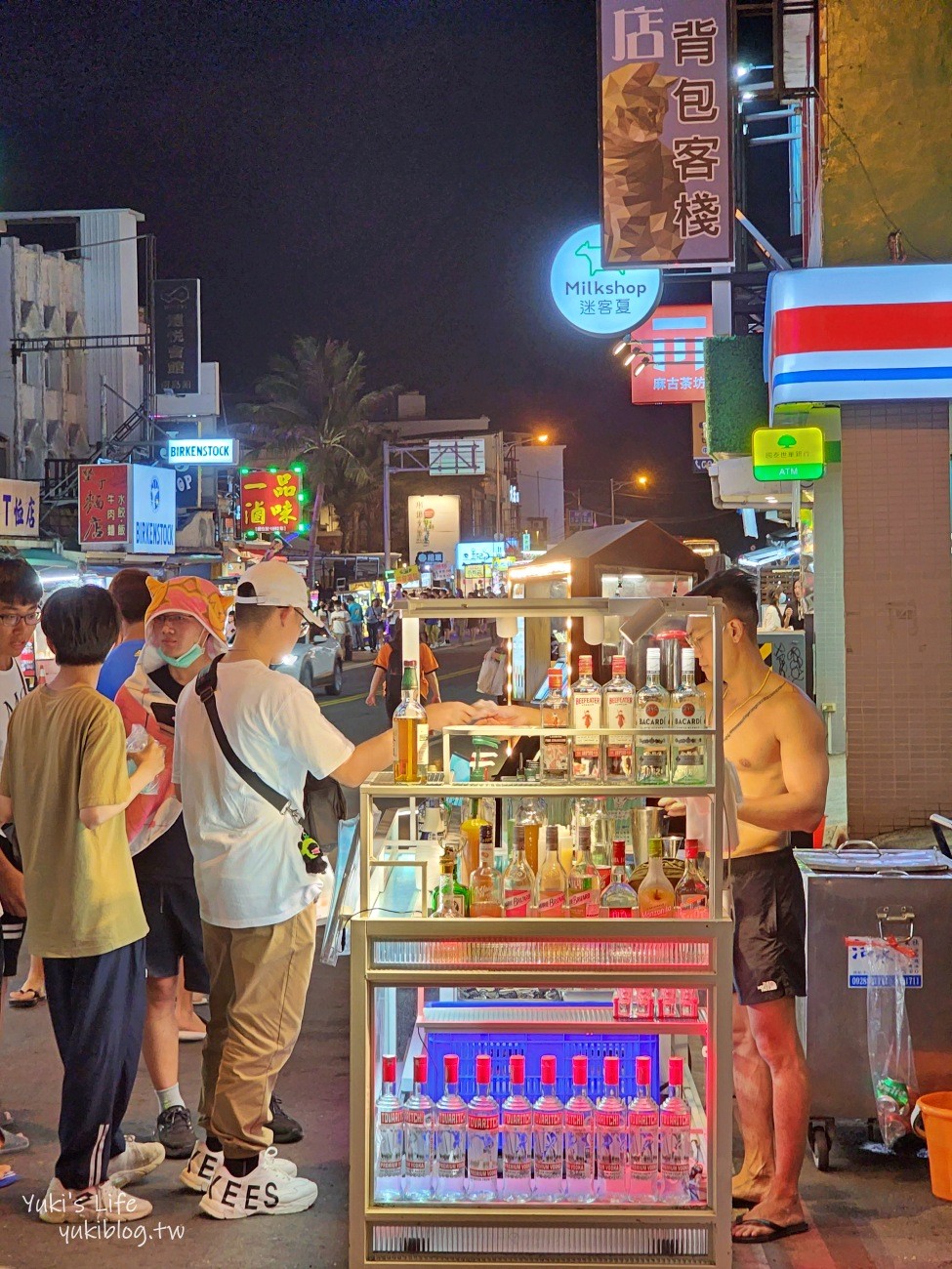 屏東景點》墾丁大街夜市，跟著人潮一起吃美食~墾丁夜晚好去處 - yuki.tw