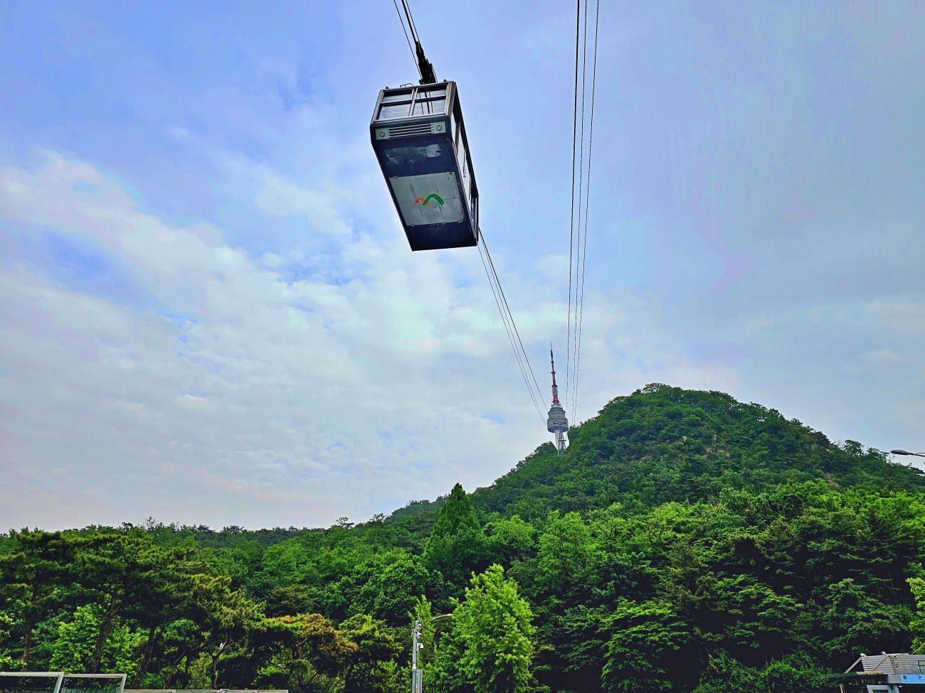 首爾景點》南山首爾塔，搭纜車約會賞夜景～好逛地標必來，浪漫氛圍令人醉心~ - yuki.tw