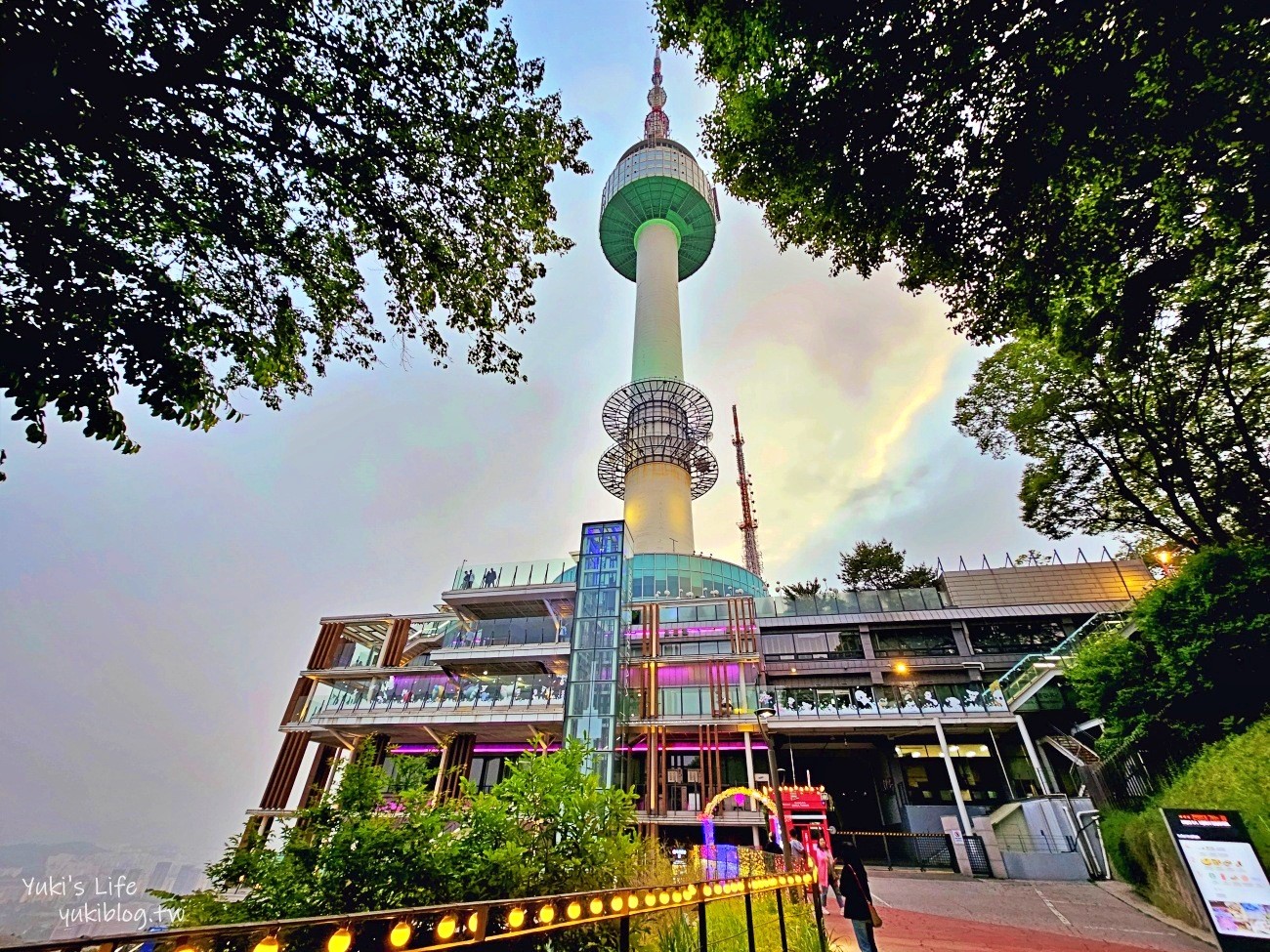 首爾景點》南山首爾塔，搭纜車約會賞夜景～好逛地標必來，浪漫氛圍令人醉心~ - yuki.tw