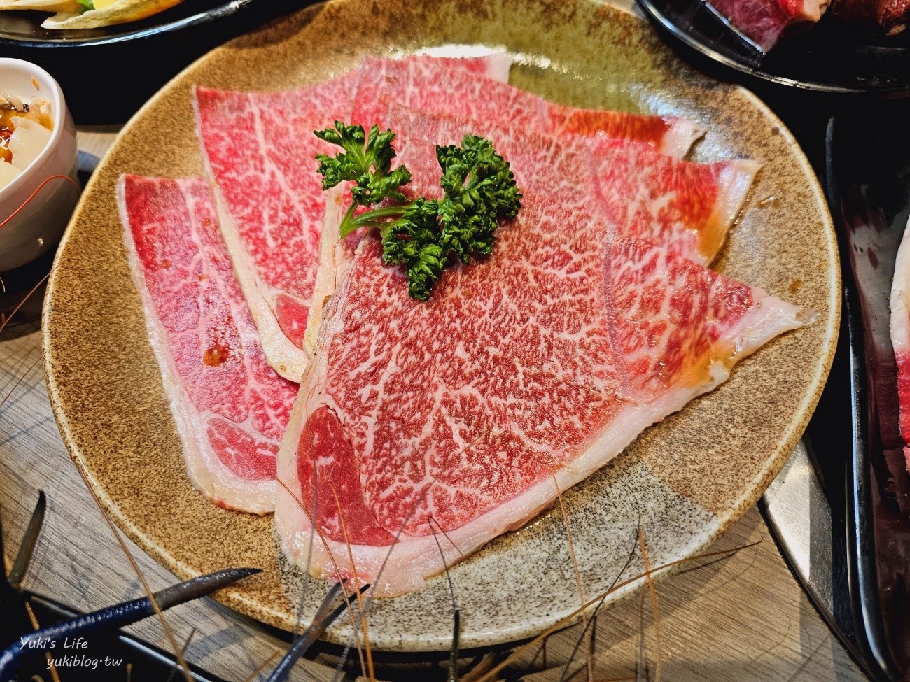 台中羊角炭火燒肉│日本A5和牛、現撈泰國蝦、牛舌吃到飽推薦，還有生啤暢飲好嗨！ - yuki.tw