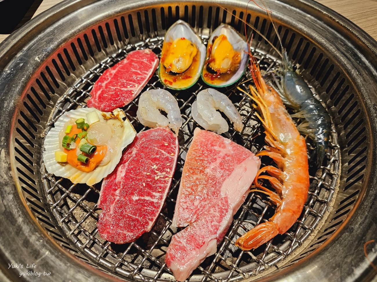 台中羊角炭火燒肉│日本A5和牛、現撈泰國蝦、牛舌吃到飽推薦，還有生啤暢飲好嗨！ - yuki.tw