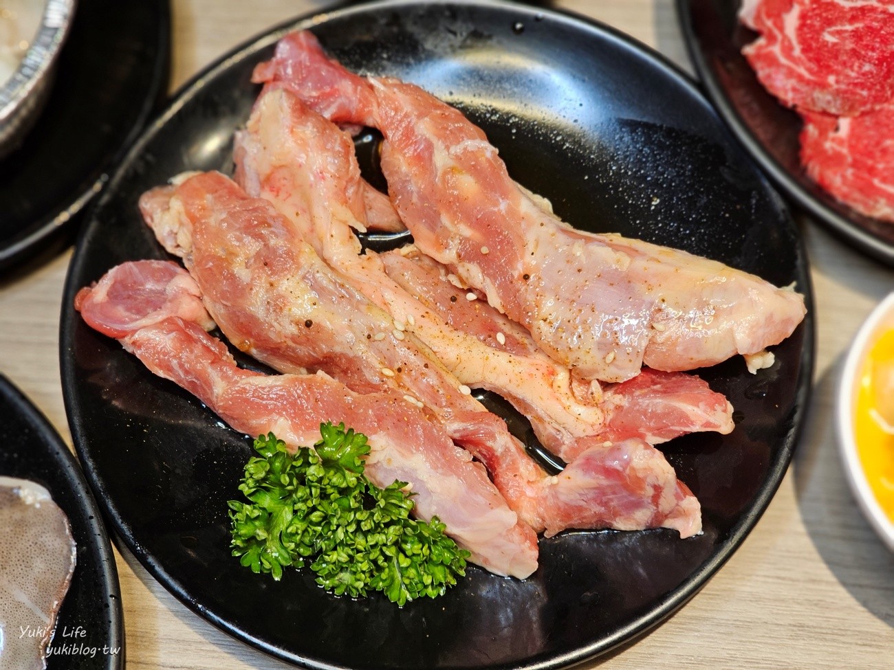 台中羊角炭火燒肉│日本A5和牛、現撈泰國蝦、牛舌吃到飽推薦，還有生啤暢飲好嗨！ - yuki.tw