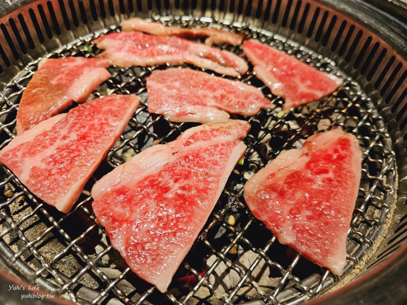 台中羊角炭火燒肉│日本A5和牛、現撈泰國蝦、牛舌吃到飽推薦，還有生啤暢飲好嗨！ - yuki.tw