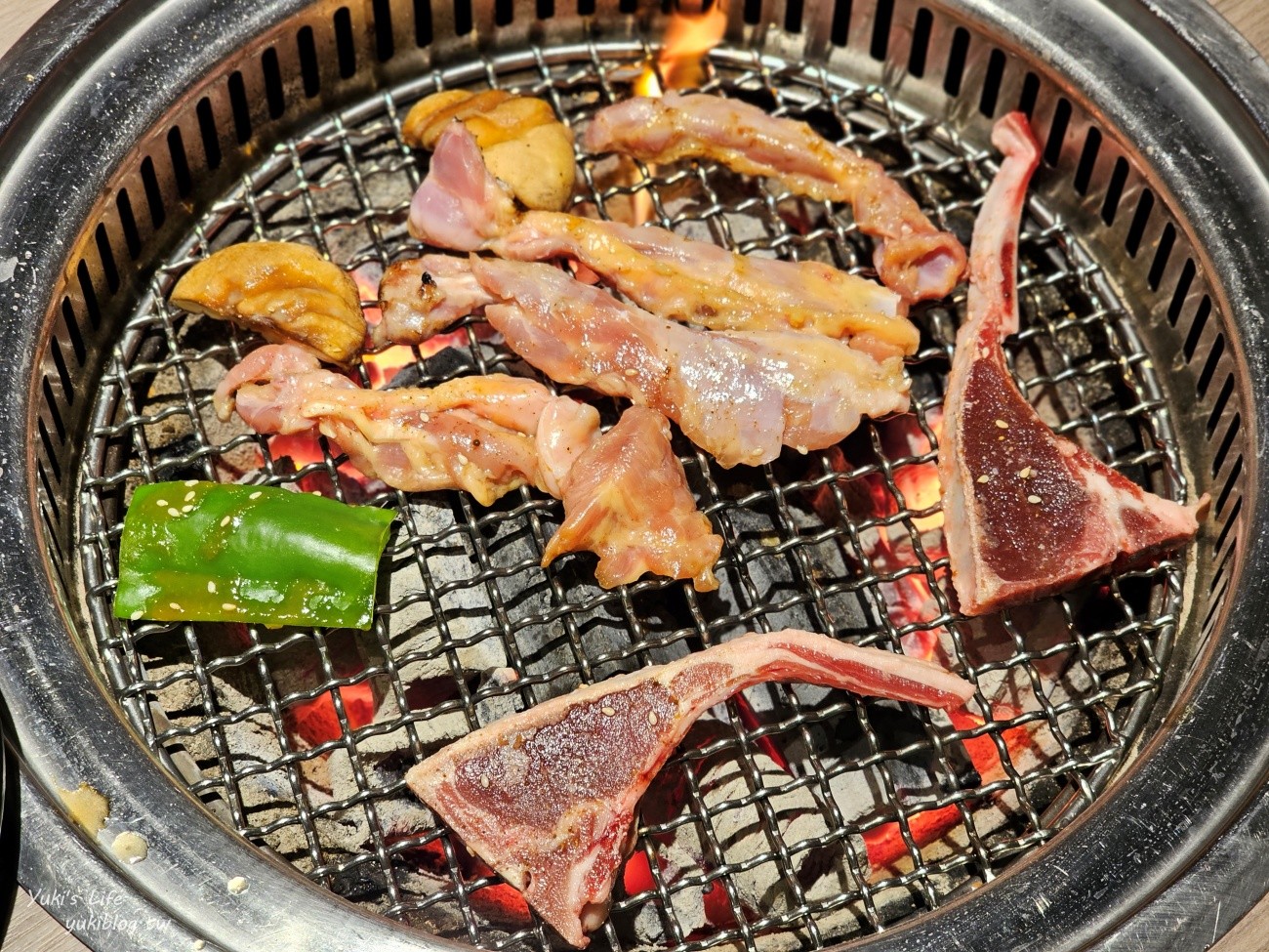 台中羊角炭火燒肉│日本A5和牛、現撈泰國蝦、牛舌吃到飽推薦，還有生啤暢飲好嗨！ - yuki.tw