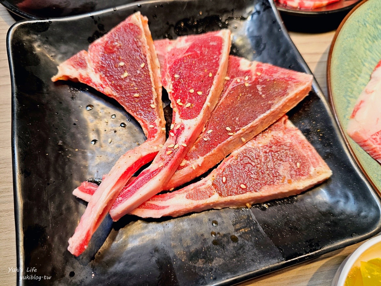 台中羊角炭火燒肉│日本A5和牛、現撈泰國蝦、牛舌吃到飽推薦，還有生啤暢飲好嗨！ - yuki.tw