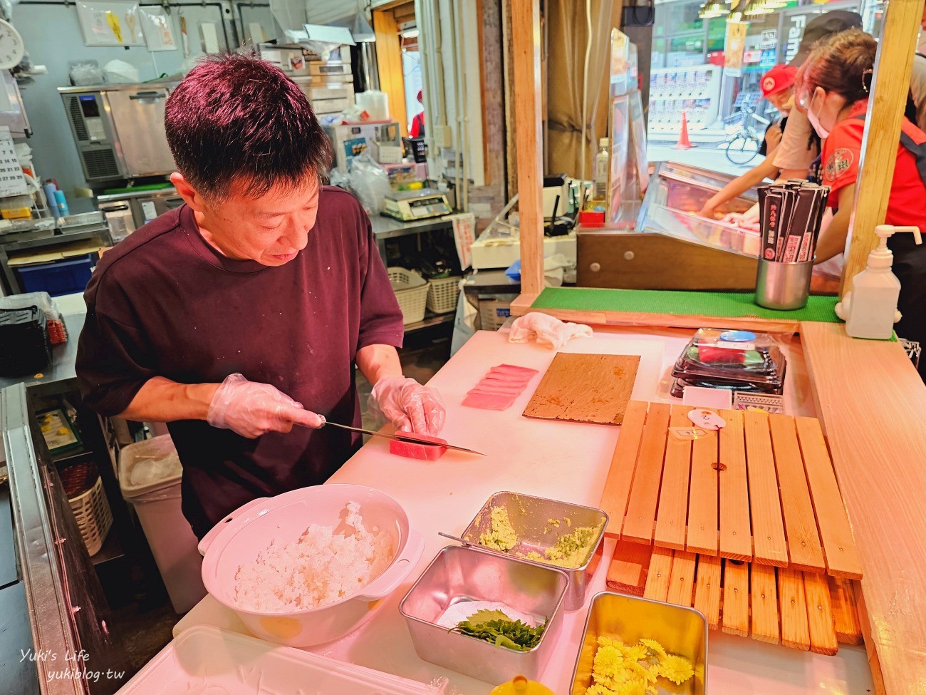 大阪美食》5家黑門市場必吃美食推薦，大口吃黑鮪魚、手臂蝦、關東煮和章魚燒！ - yuki.tw