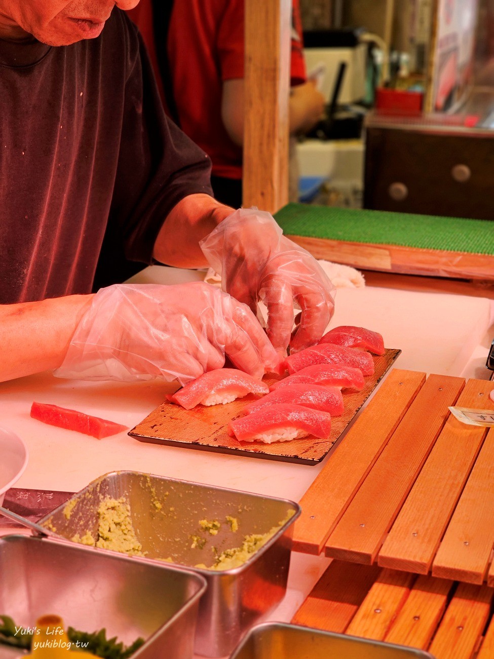 大阪美食》5家黑門市場必吃美食推薦，大口吃黑鮪魚、手臂蝦、關東煮和章魚燒！ - yuki.tw