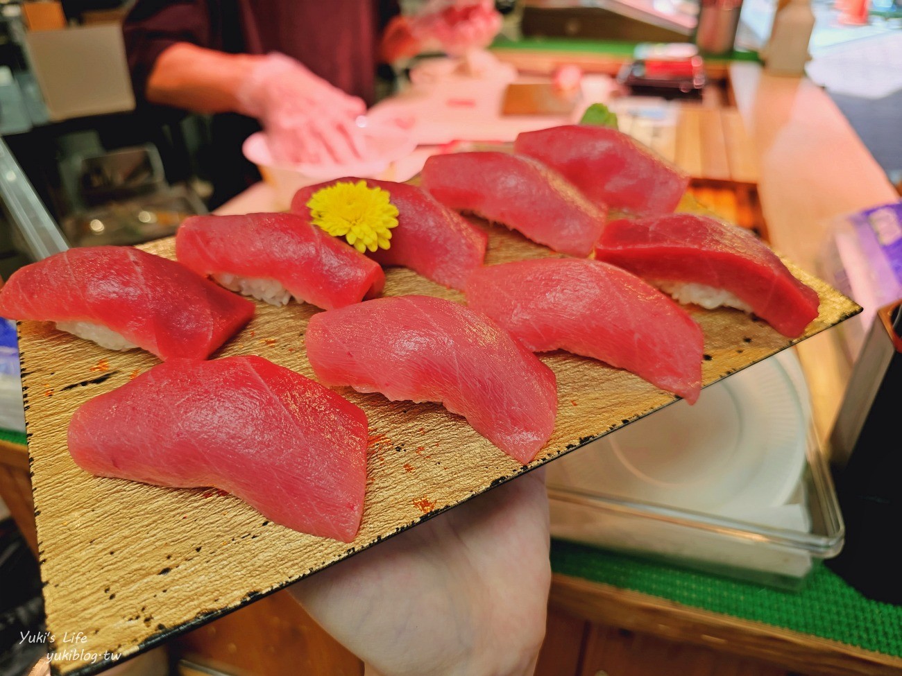 大阪美食》5家黑門市場必吃美食推薦，大口吃黑鮪魚、手臂蝦、關東煮和章魚燒！ - yuki.tw