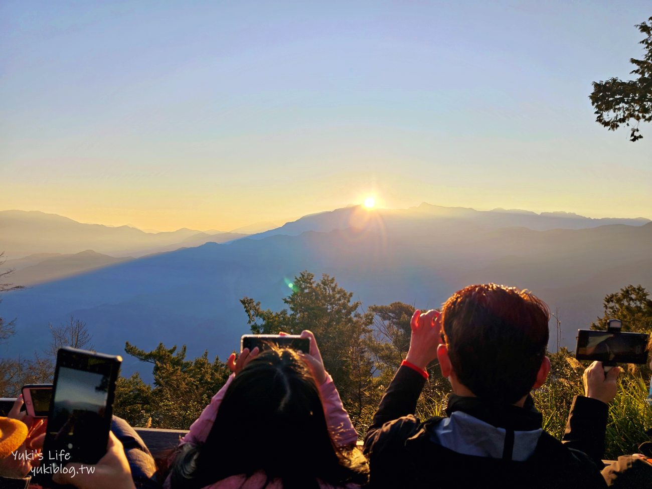 嘉義必訪！阿里山賞日出攻略！阿里山車站買票搭小火車到祝山觀日平台 - yuki.tw