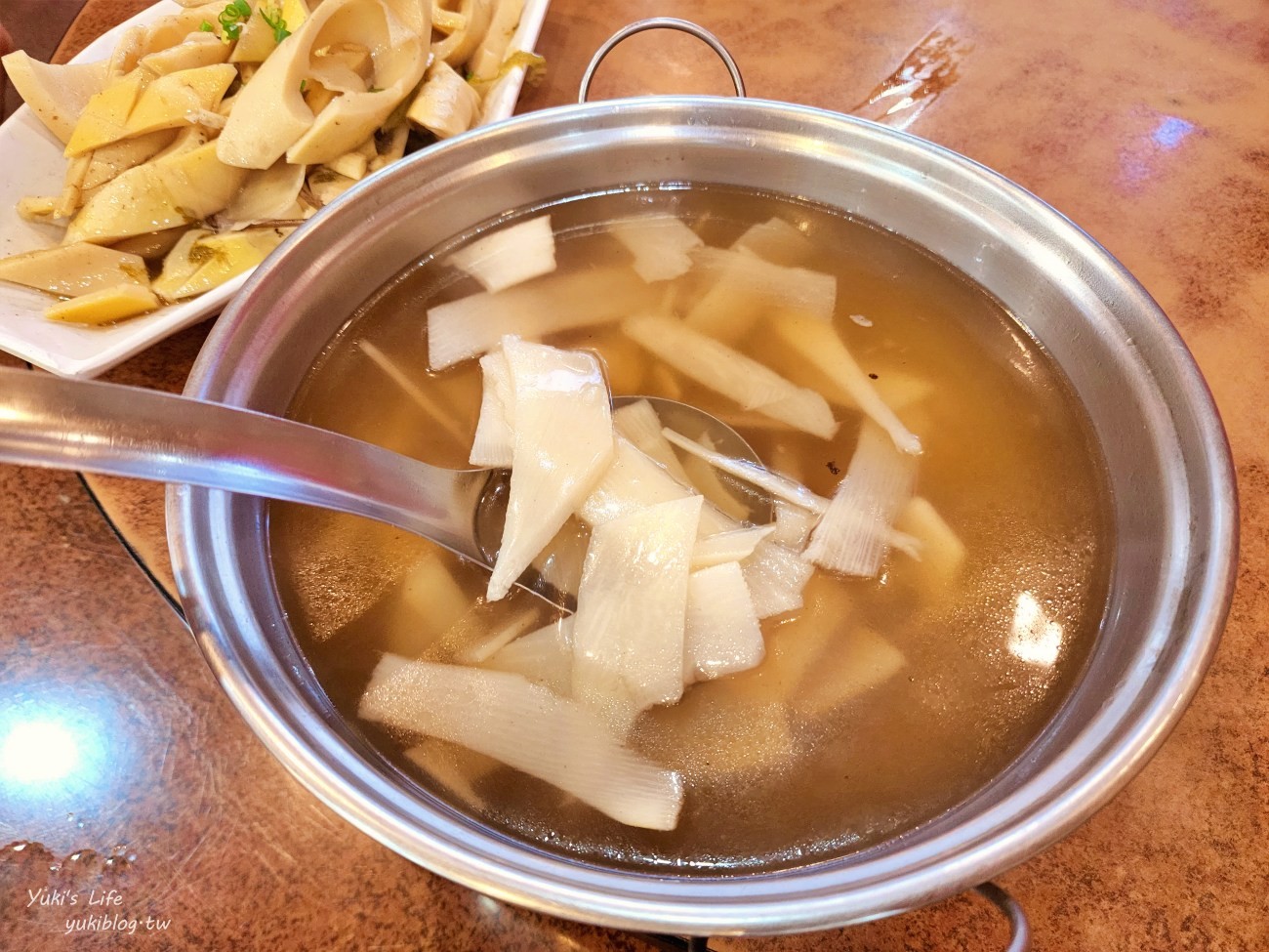 新竹芎林美食》阿東窯烤雞，鮮嫩多汁太誘人！適合多人聚餐，停車方便~ - yuki.tw