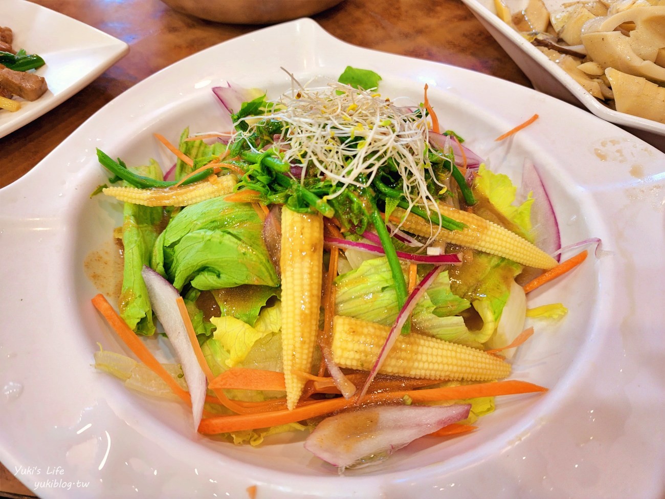 新竹芎林美食》阿東窯烤雞，鮮嫩多汁太誘人！適合多人聚餐，停車方便~ - yuki.tw