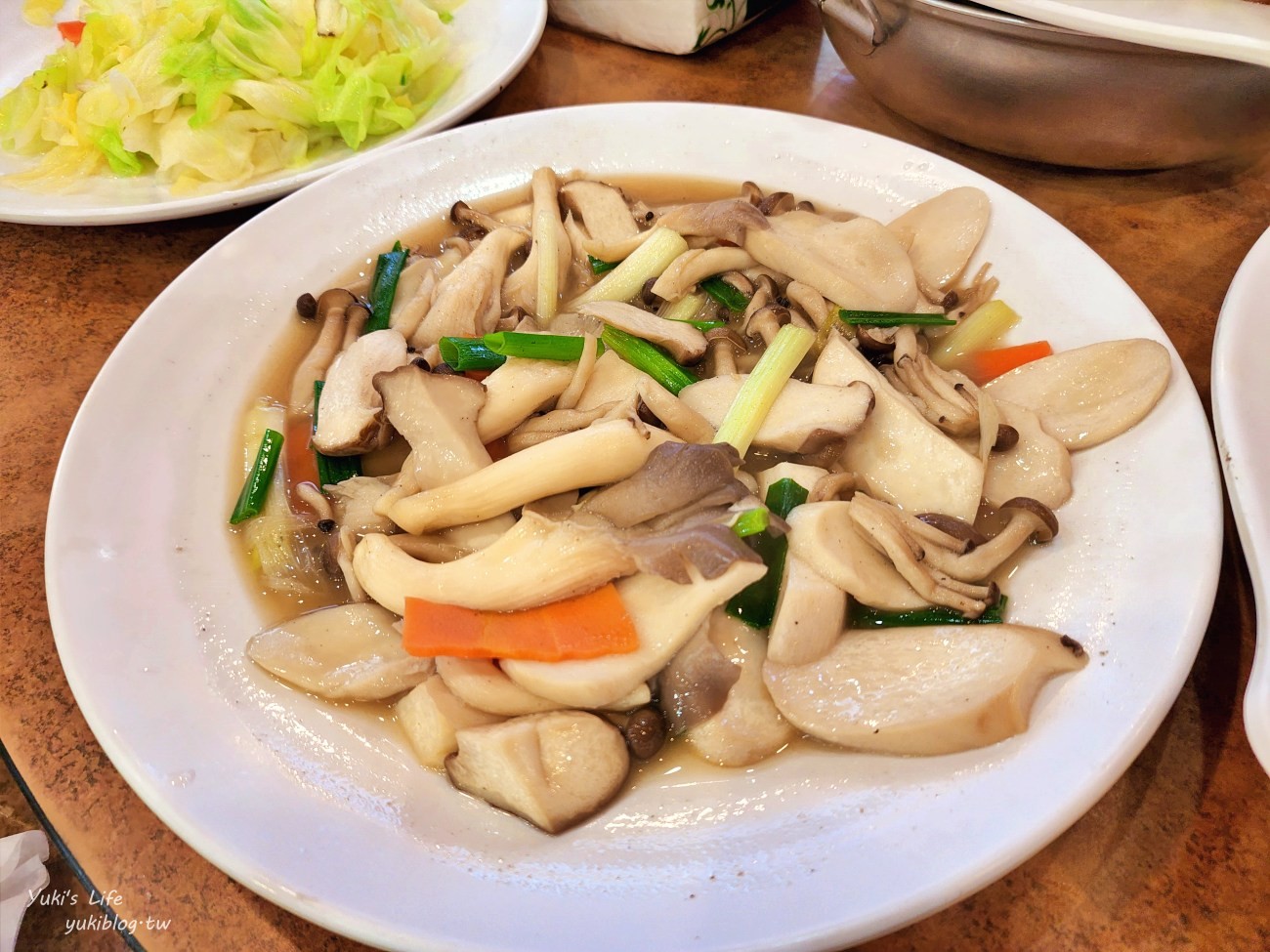 新竹芎林美食》阿東窯烤雞，鮮嫩多汁太誘人！適合多人聚餐，停車方便~ - yuki.tw