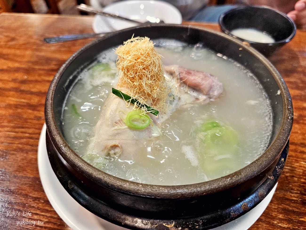 明洞必吃美食》百濟蔘雞湯，韓國老店~濃郁烏骨雞參雞湯也太好吃～ - yuki.tw