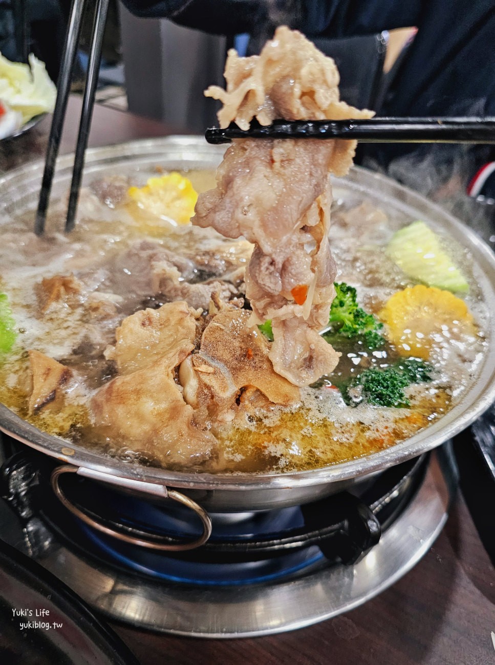 新北火鍋推薦「羊霸天下」超夯羊肉爐吃到飽！羊大骨.羊肋排.肉燥飯. 肉片.油飯通通盡情享用~ - yuki.tw