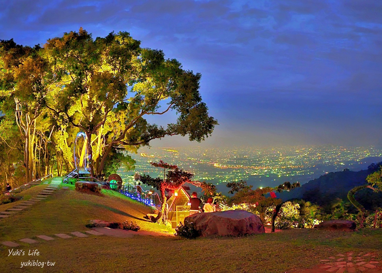 【南投星月天空夜景景觀餐廳】笑笑羊圍繞身邊、百萬夜景！親子旅行情侶約會必來 - yuki.tw