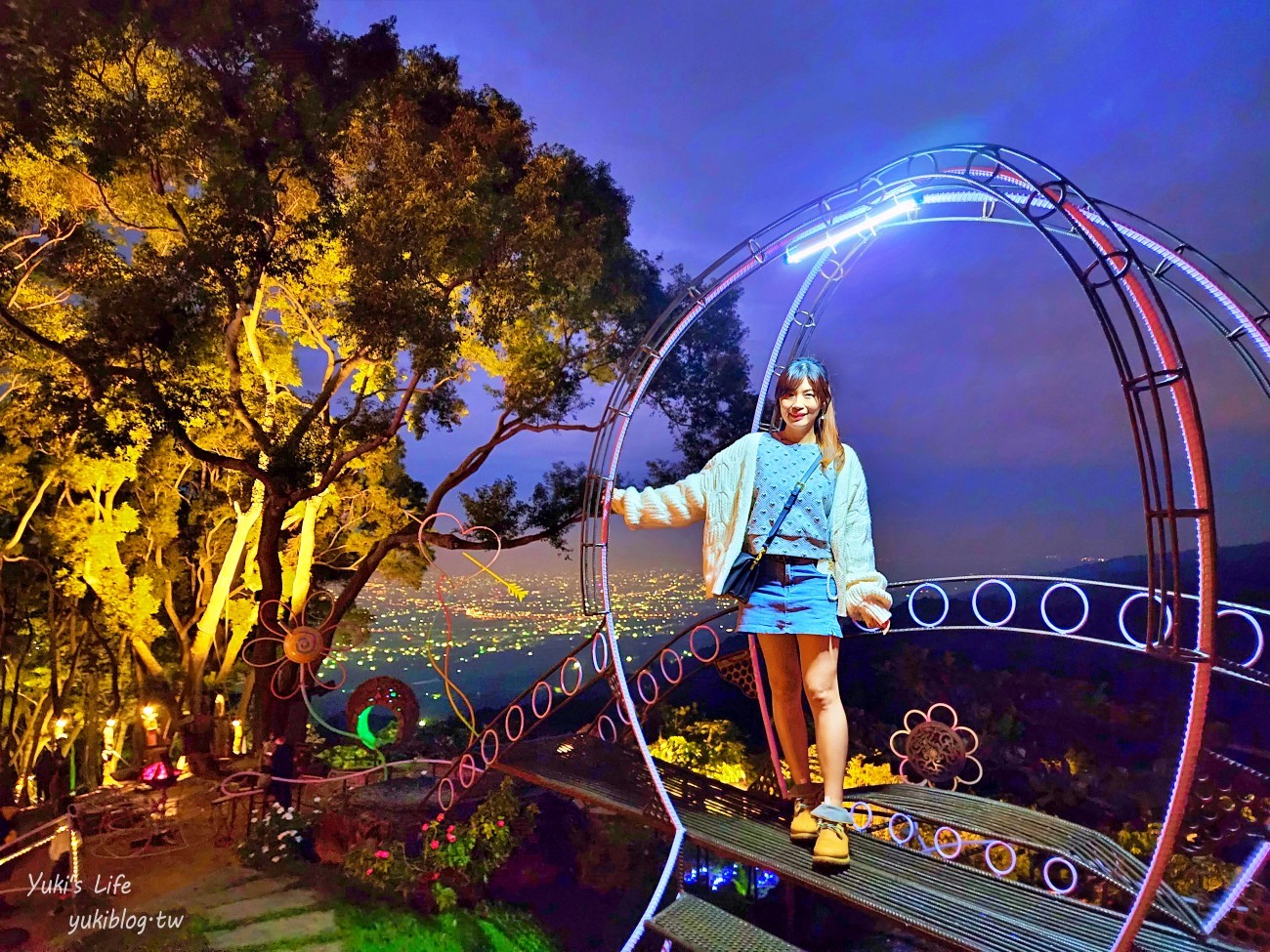 【南投星月天空夜景景觀餐廳】笑笑羊圍繞身邊、百萬夜景！親子旅行情侶約會必來 - yuki.tw