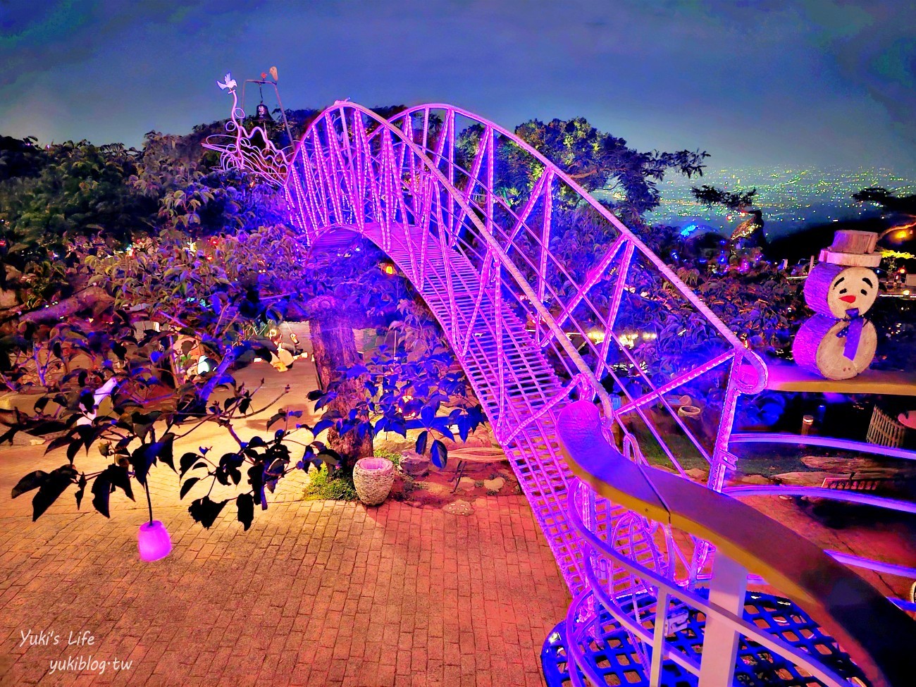 【南投星月天空夜景景觀餐廳】笑笑羊圍繞身邊、百萬夜景！親子旅行情侶約會必來 - yuki.tw