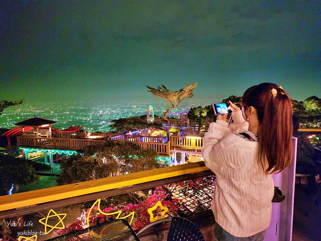 【南投星月天空夜景景觀餐廳】笑笑羊圍繞身邊、百萬夜景！親子旅行情侶約會必來 - yuki.tw