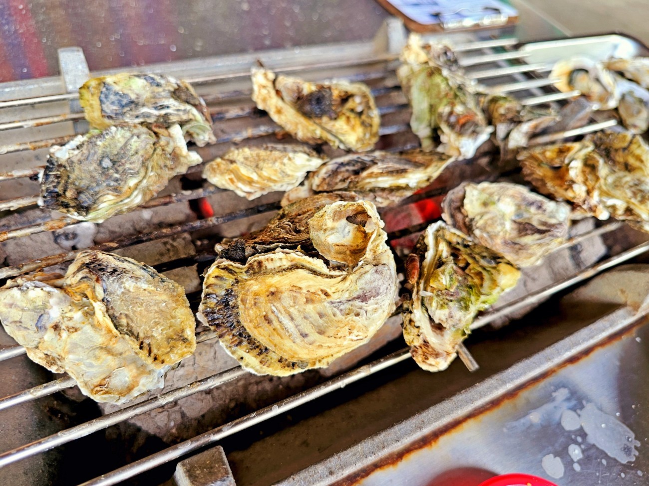 台南七股美食【上蠔烤蚵吃到飽】來到恐龍樂園，200元鮮美烤蚵隨你吃！ - yuki.tw