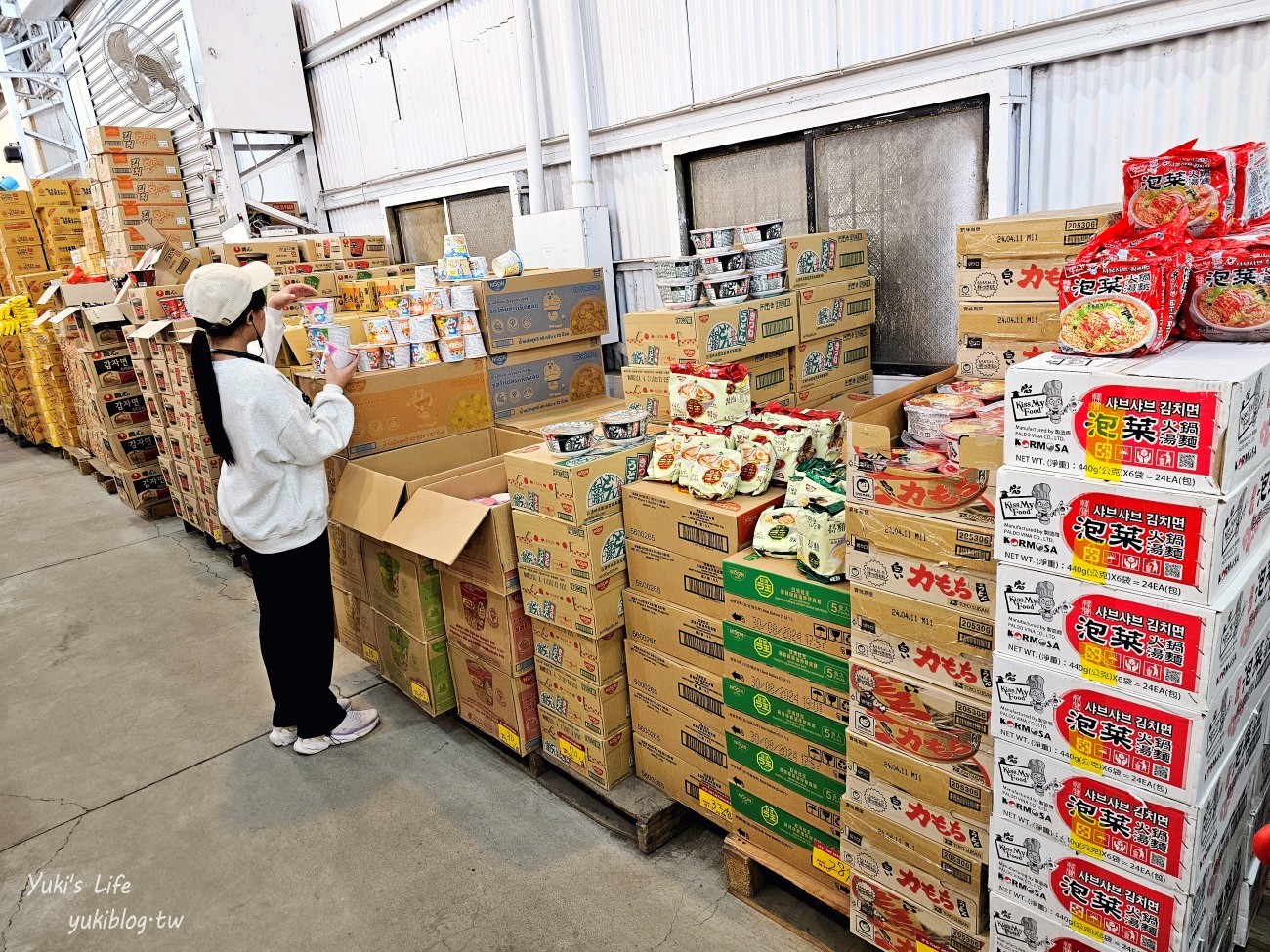 嘉義最大零食倉庫「疲老闆」千坪佔地開倉瘋搶，號稱零食界的好市多，上千種各國名產通通有～ - yuki.tw