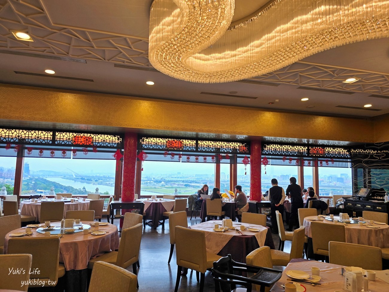 台北圓山大飯店「金龍餐廳」，合菜份量大、口味好，還能眺望美景的精緻饗宴 - yuki.tw