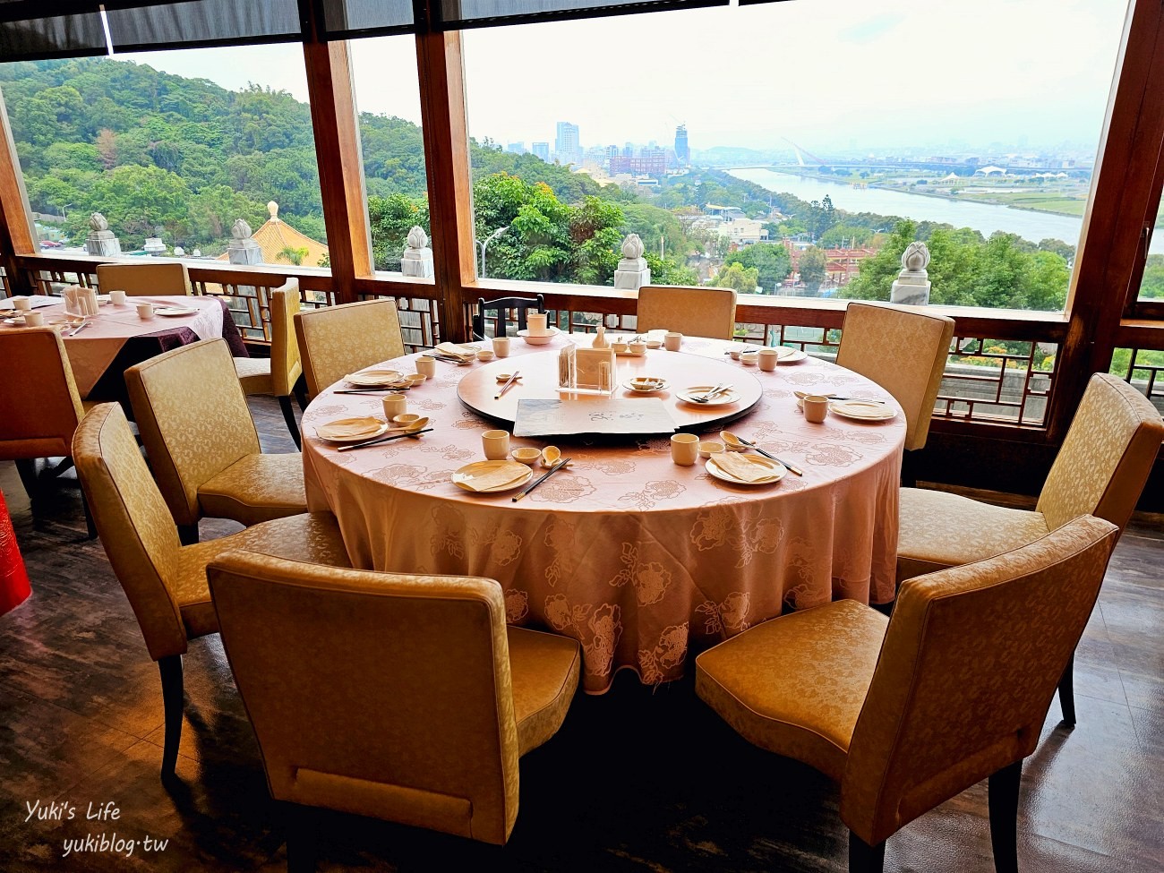 台北圓山大飯店「金龍餐廳」，合菜份量大、口味好，還能眺望美景的精緻饗宴 - yuki.tw