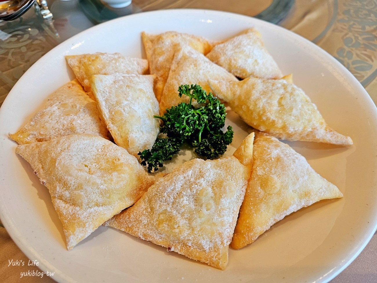 台北圓山大飯店「金龍餐廳」，合菜份量大、口味好，還能眺望美景的精緻饗宴 - yuki.tw