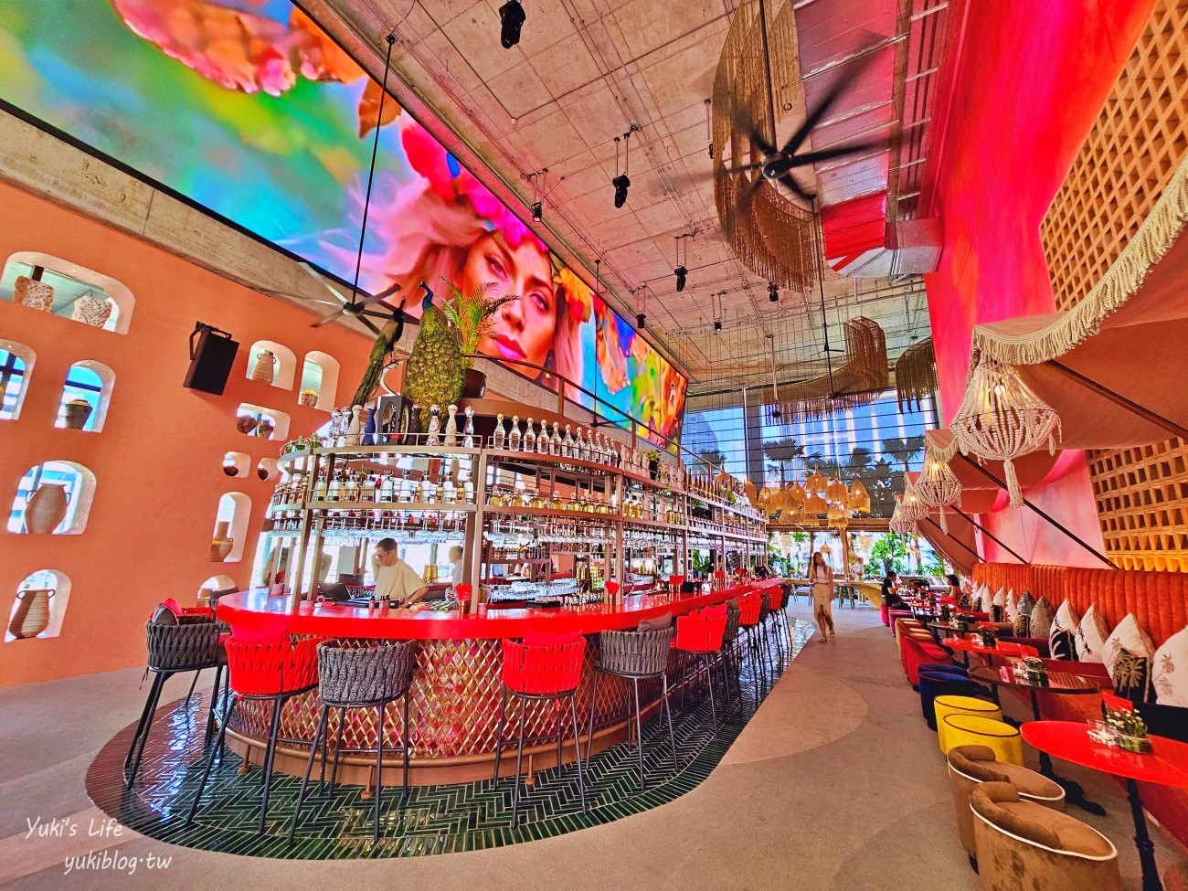 曼谷最新酒吧【TRIBE Sky Beach Club】藏在百貨裡的海島渡假，從早到晚享受池畔Chill氛圍 - yuki.tw