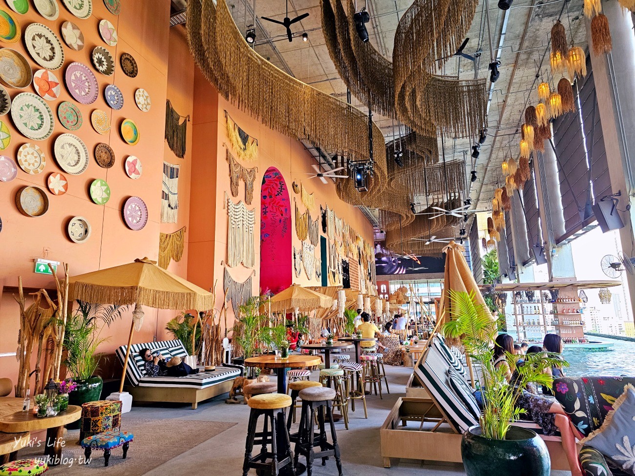曼谷最新酒吧【TRIBE Sky Beach Club】藏在百貨裡的海島渡假，從早到晚享受池畔Chill氛圍 - yuki.tw