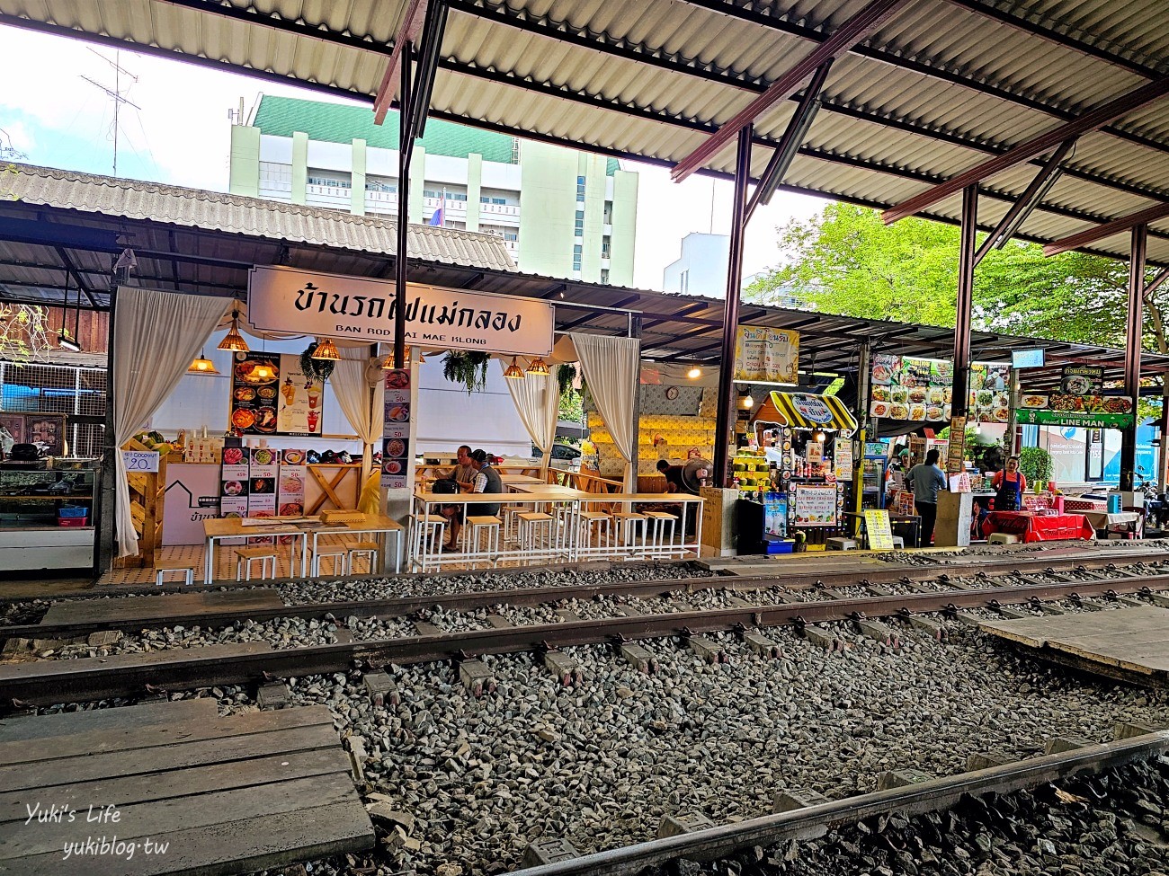 曼谷近郊景點推薦【美功鐵道市集】火車開入菜市場太驚險!必吃廣銘珍叉燒餛飩乾麵 - yuki.tw