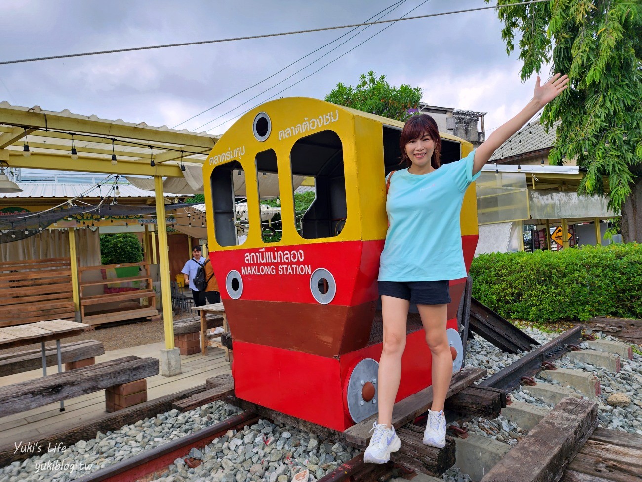 曼谷近郊景點推薦【美功鐵道市集】火車開入菜市場太驚險!必吃廣銘珍叉燒餛飩乾麵 - yuki.tw