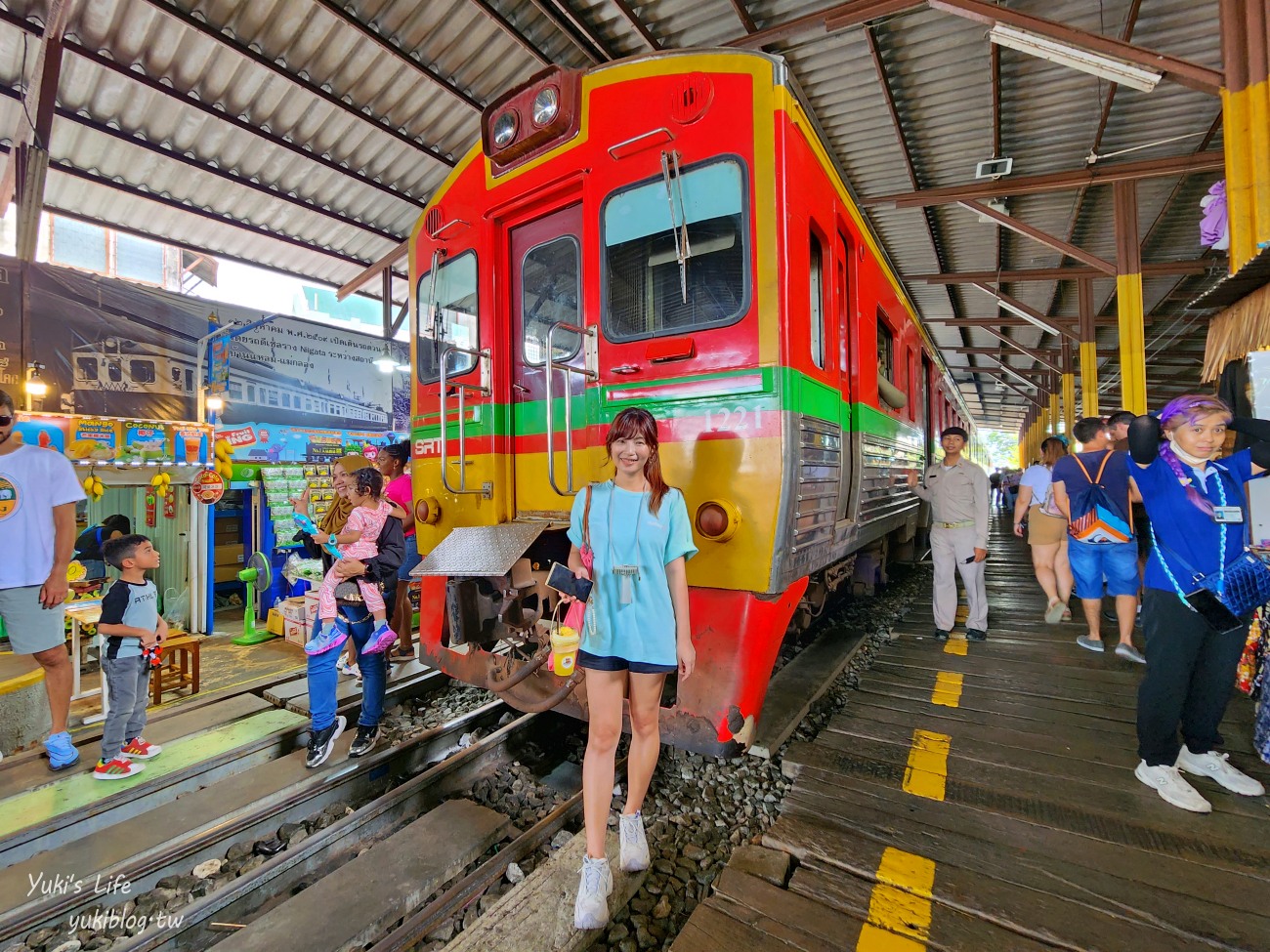 曼谷近郊景點推薦【美功鐵道市集】火車開入菜市場太驚險!必吃廣銘珍叉燒餛飩乾麵 - yuki.tw