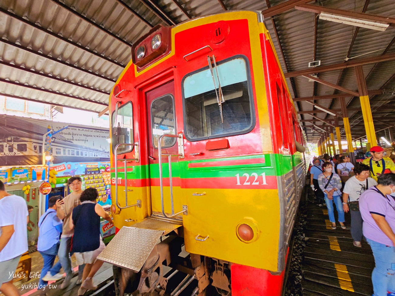 曼谷近郊景點推薦【美功鐵道市集】火車開入菜市場太驚險!必吃廣銘珍叉燒餛飩乾麵 - yuki.tw