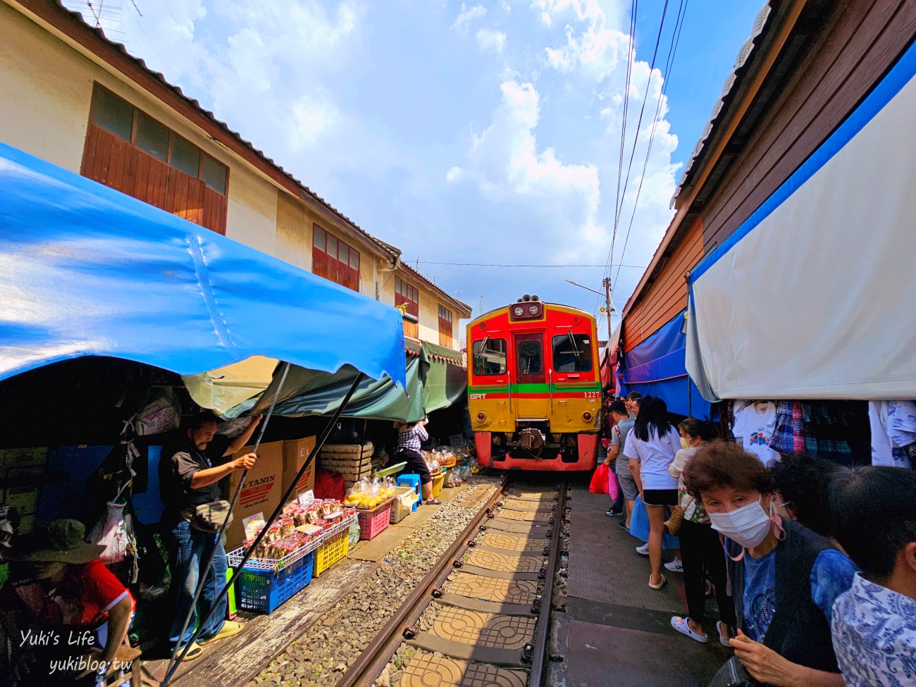 曼谷近郊景點推薦【美功鐵道市集】火車開入菜市場太驚險!必吃廣銘珍叉燒餛飩乾麵 - yuki.tw