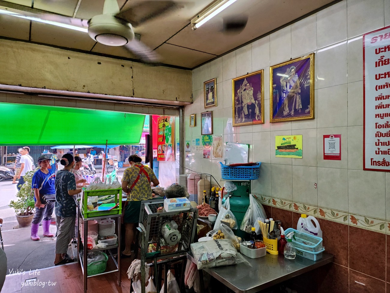 曼谷近郊景點推薦【美功鐵道市集】火車開入菜市場太驚險!必吃廣銘珍叉燒餛飩乾麵 - yuki.tw