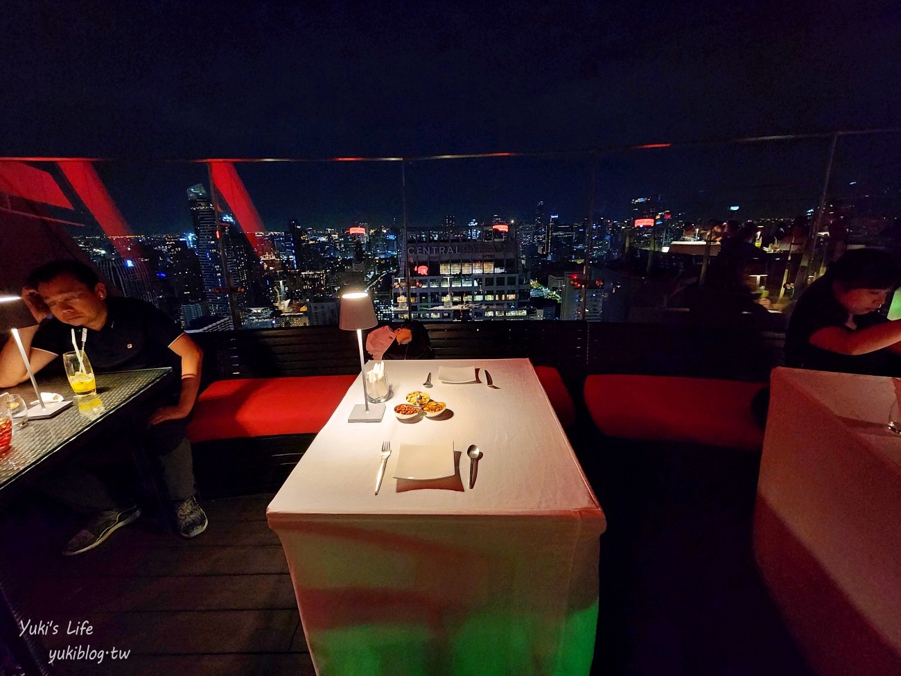 曼谷高空酒吧【Red Sky】飽覽極致夜景，約會求婚首選 - yuki.tw