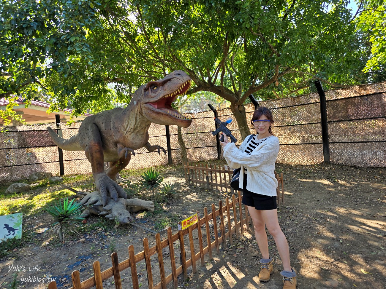 彰化親子景點》古生物奇幻樂園，最新恐龍主題遊樂園！恐龍射擊、飛天馬車太刺激！