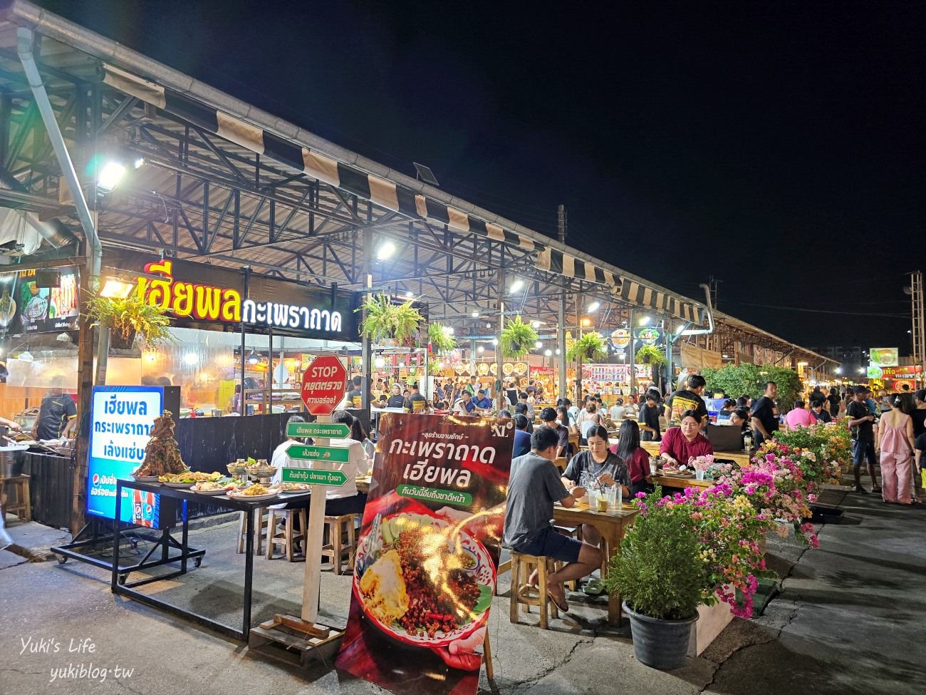 曼谷夜市推薦【席娜卡琳火車夜市】當地人愛逛的飛機夜市，便宜美食超多保證淪陷 - yuki.tw