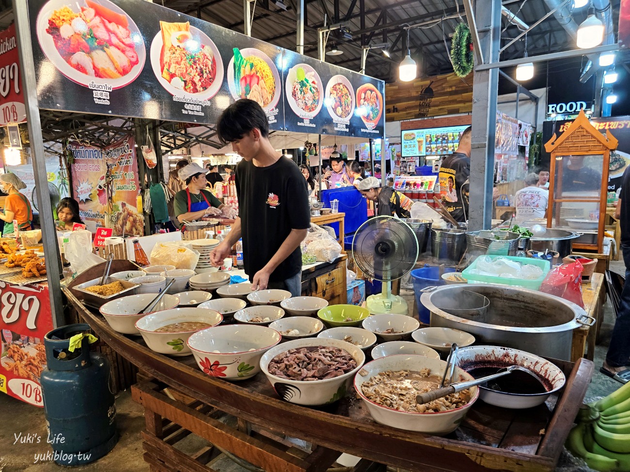 曼谷夜市推薦【席娜卡琳火車夜市】當地人愛逛的飛機夜市，便宜美食超多保證淪陷 - yuki.tw