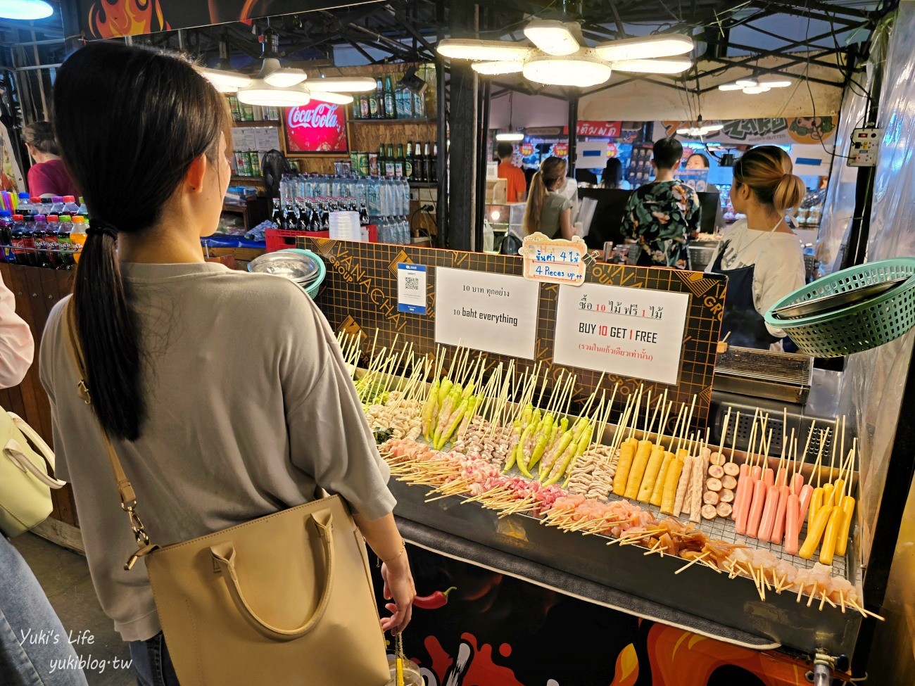 曼谷夜市推薦【席娜卡琳火車夜市】當地人愛逛的飛機夜市，便宜美食超多保證淪陷 - yuki.tw