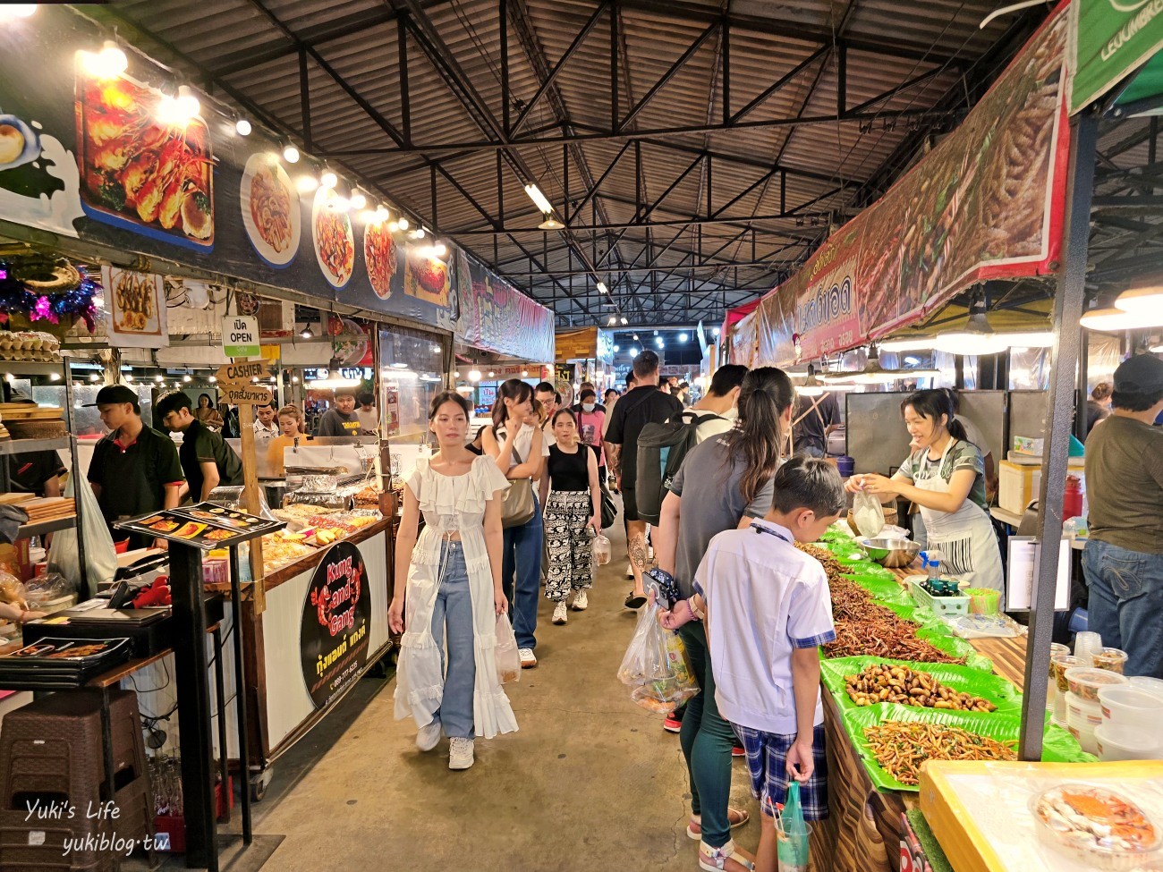 曼谷夜市推薦【席娜卡琳火車夜市】當地人愛逛的飛機夜市，便宜美食超多保證淪陷 - yuki.tw