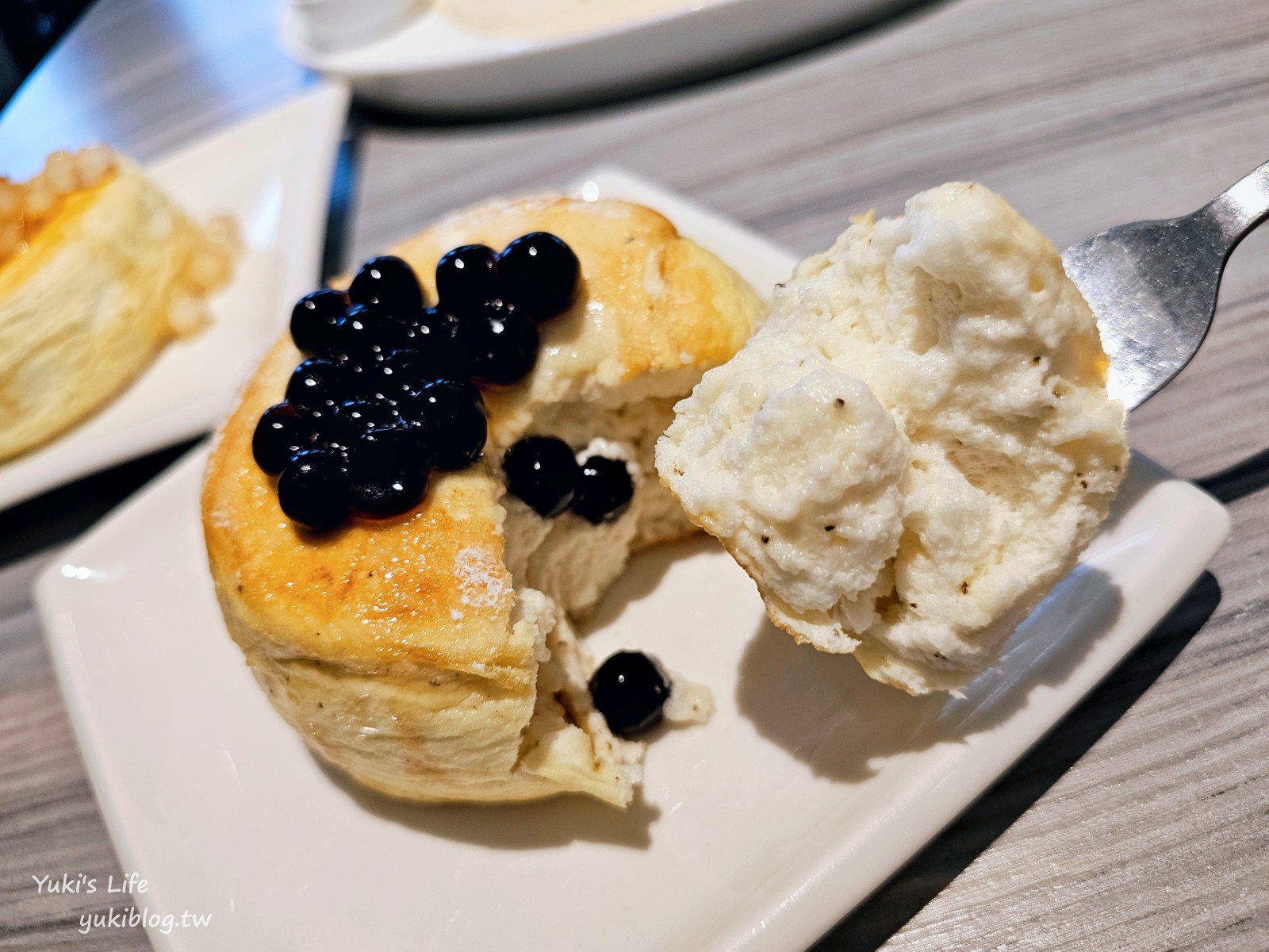 台南火車站必吃美食│霜花亭Brunch(公園店)│日式老屋×３層舒芙蕾厚鬆餅 - yuki.tw