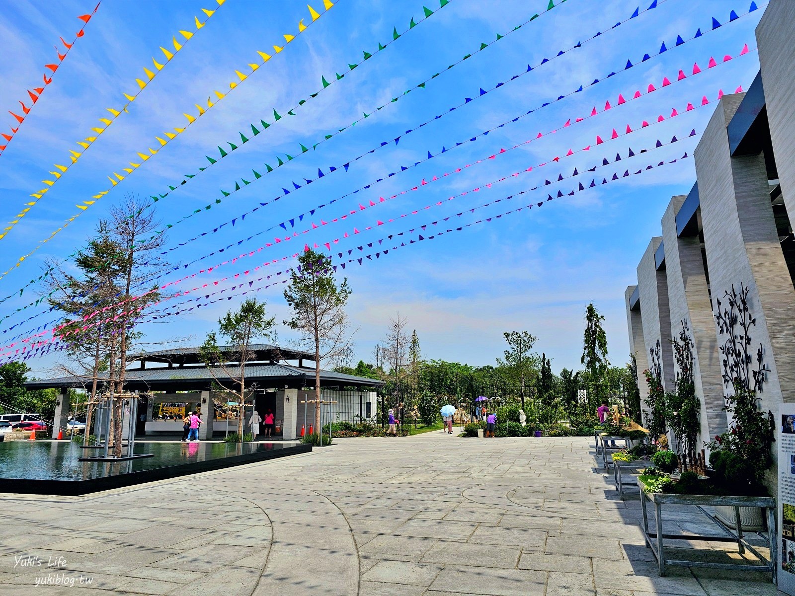 台南免門票景點|雅聞湖濱療癒森林|玫瑰花園裡泥座小屋好可愛！來到人小國～ - yuki.tw